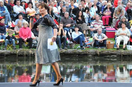 Moderatorin und Sängerin Gayle Tufts zur Konzertnacht Weimarhallenpark 2014 - rule britannia